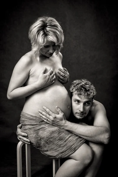 Kärleksfull lyckligt par, gravid kvinna med maken — Stockfoto