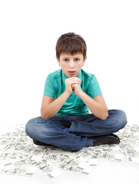 Garçon assis sur l'argent — Photo