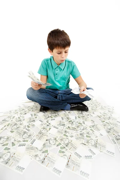 小男孩坐在钱 — 图库照片