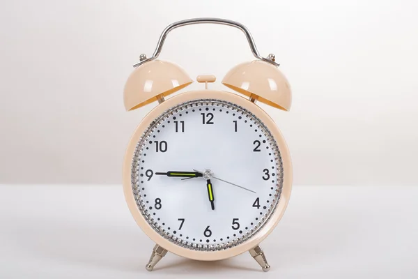 Reloj despertador en una mesa — Foto de Stock