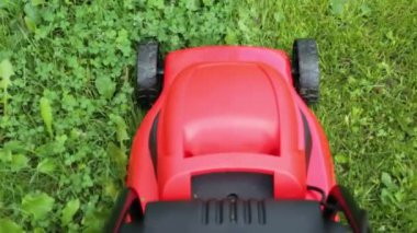 bulutlu bir günde yeşil çim kesme yeni çim biçme makinesi