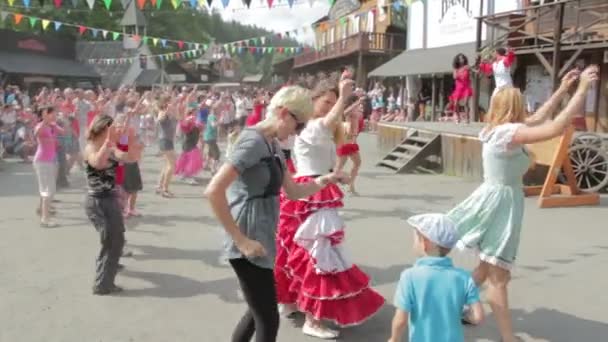 Ragazze e donne imparano a ballare all'aria aperta con veri lettori brasiliani il 6.7. 2013 occasione di un carnevale brasiliano nella città occidentale Sikluv mlyn — Video Stock