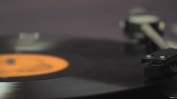 Vintage lemezjátszó vinyl röpítőtárcsás részlete. sekély fókusz — Stock videók