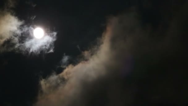 Imágenes nocturnas de la luna en el cielo nublado — Vídeo de stock