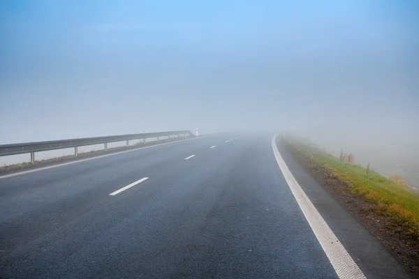 Estrada que vai para o nevoeiro — Fotografia de Stock
