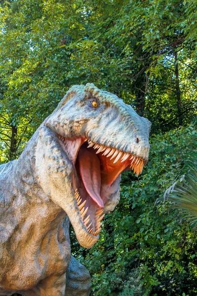 Büyük tyranosaurus model rex orman — Stok fotoğraf