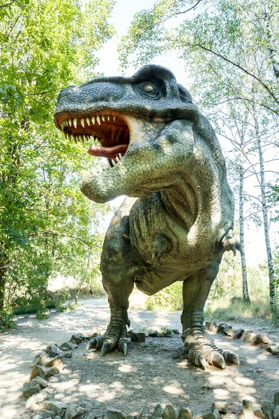Model z dużym tyranosaurus rex dżungli — Zdjęcie stockowe