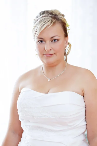 Portrait of beautiful smiling bride — Stock Photo, Image