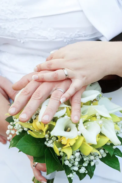 Bruid en bruidegom handen met bruiloft ringen — Stockfoto