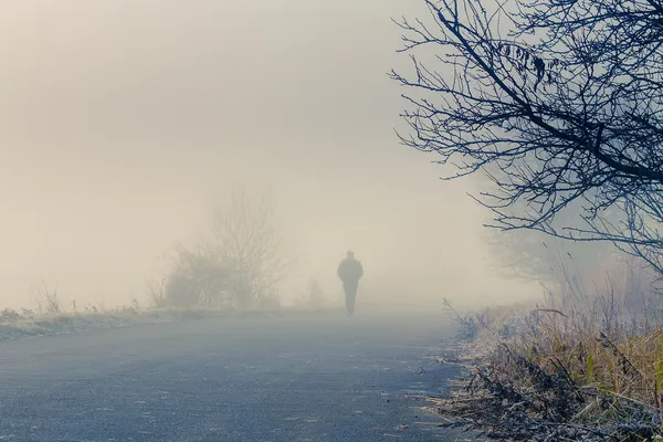 Men silhouette in the fog — Stock Photo, Image