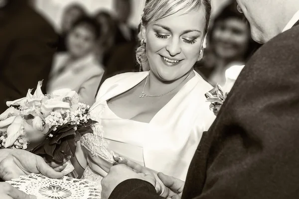 Жених Счастливчик надевает кольцо на улыбающуюся невесту палец — стоковое фото
