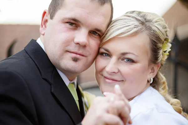 Красивая молодая свадебная пара — стоковое фото
