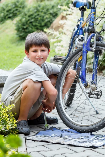 Adolescente reparando su bicicleta, cambiando neumáticos rotos —  Fotos de Stock