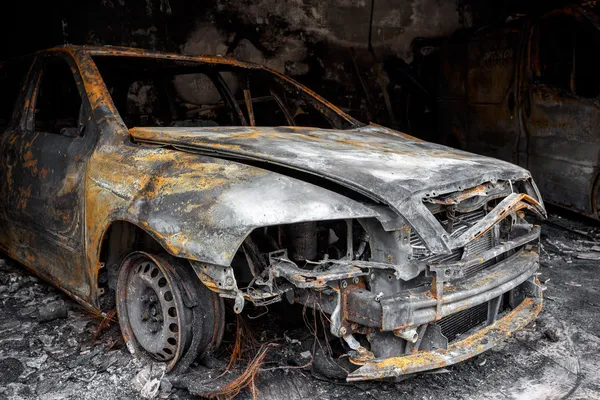 Närbild foto av en utbränd bil — Stockfoto