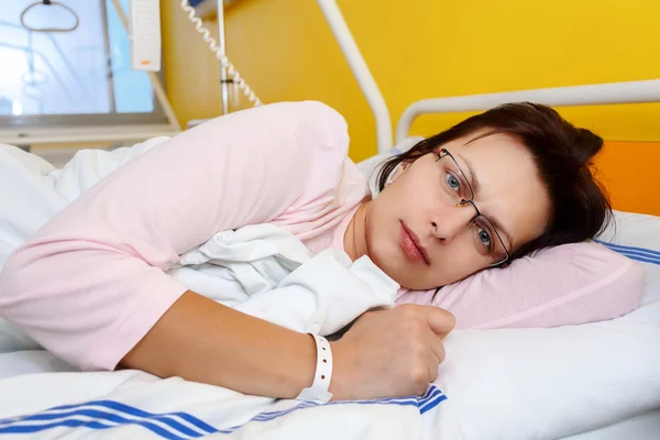 Sad middle-aged woman lying in hospital — Stock Photo, Image