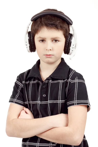 Porträt eines kleinen Jungen, der Musik auf dem Kopf hört — Stockfoto