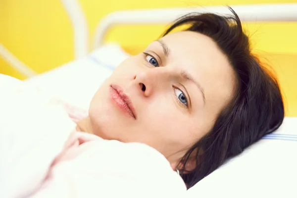 Sad middle-aged woman lying in hospital — Stock Photo, Image