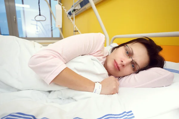 Sad middle-aged woman lying in hospital — Stock Photo, Image