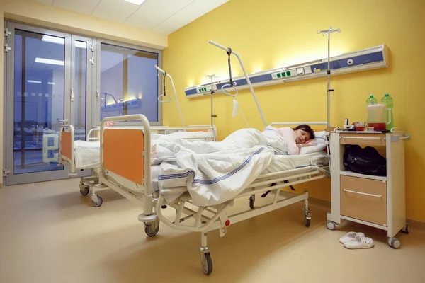 Szomorú középkorú asszony feküdt a kórházban — Stock Fotó