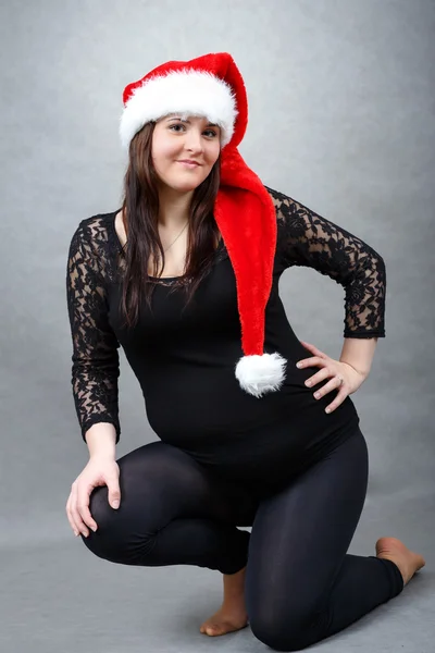 Vackra gravid santa kvinna ömt med hennes mage — Stockfoto