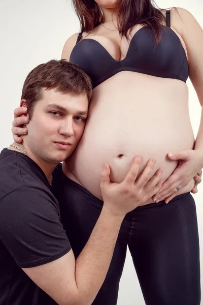 Amare felice coppia donna incinta con il marito — Foto Stock