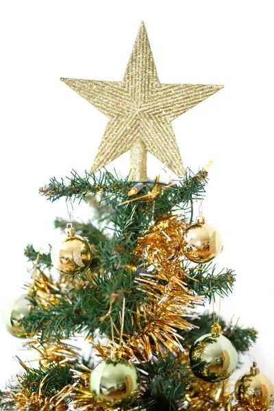 Geschmückter Weihnachtsbaum mit gelben und grünen Kugeln — Stockfoto