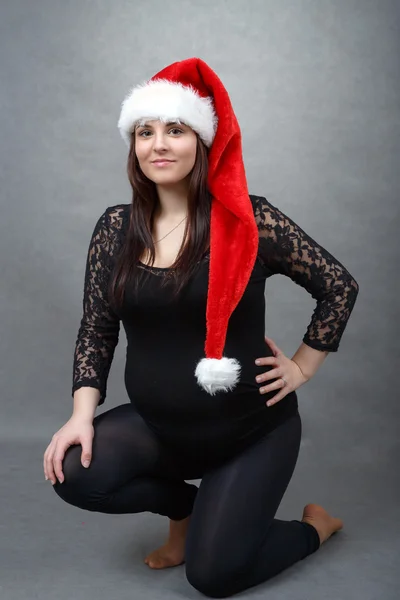 Vackra gravid santa kvinna ömt med hennes mage — Stockfoto