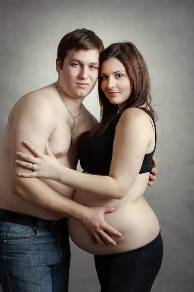 Amour couple heureux, femme enceinte avec son mari — Photo
