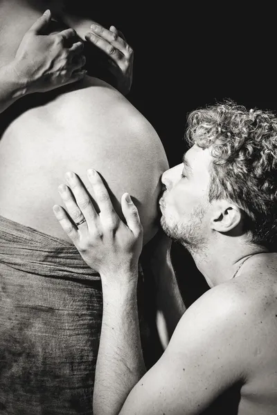 Amando feliz casal mulher grávida com seu marido — Fotografia de Stock