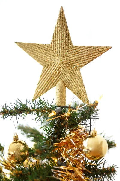 Geschmückter Weihnachtsbaum mit gelben und grünen Kugeln — Stockfoto