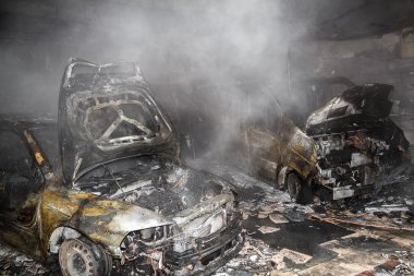 yanmış arabaların fotoğrafı kapatın