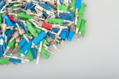 Fiber optik konektör