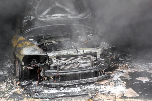 De cerca la foto de un coche quemado — Foto de Stock