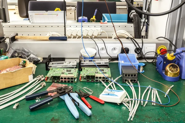 Elektronika urządzenia montaż w miejscu pracy — Zdjęcie stockowe