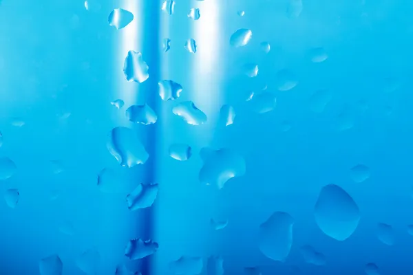 Fond abstrait bleu avec des gouttes d'eau — Photo