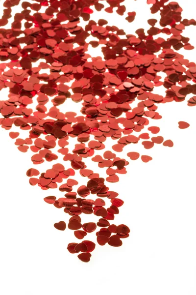 Beyaz zemin üzerine kırmızı kalpler konfeti — Stok fotoğraf