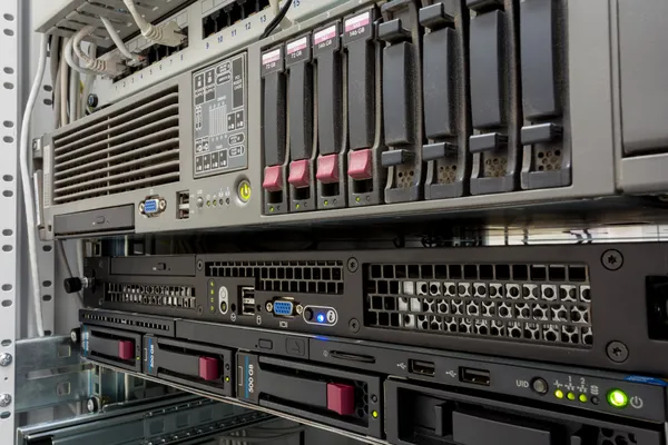 Server stack con dischi rigidi in un datacenter — Foto Stock