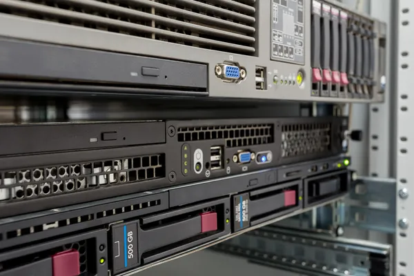 Server stack con dischi rigidi in un datacenter — Foto Stock