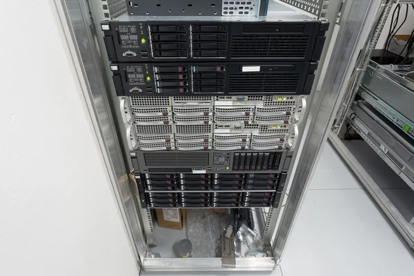 Los servidores se apilan con discos duros en un centro de datos —  Fotos de Stock