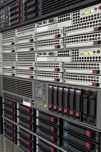 Server stack con dischi rigidi in un datacenter — Foto Stock