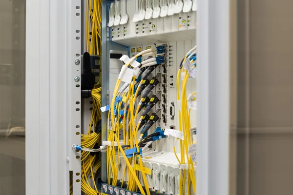 Data center de fibra óptica com conversores de mídia e cabos ópticos — Fotografia de Stock