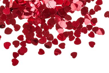 beyaz zemin üzerine kırmızı kalpler konfeti
