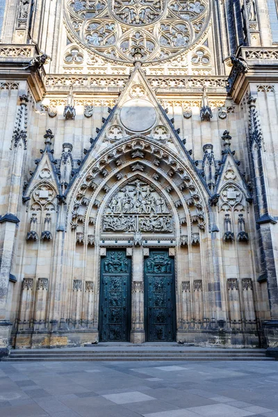 Porte della cattedrale di San Vito nella repubblica ceca di Paga — Foto Stock