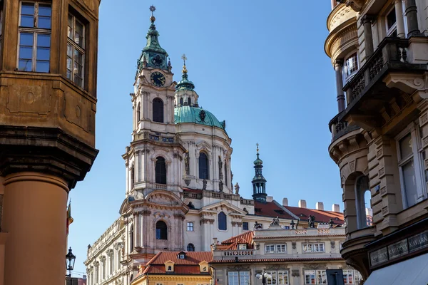 Casas y Iglesia de San Nicolás en Lesser Town, Praga — Foto de Stock