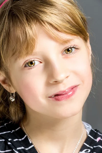 Studio portrait of young beautiful girl — Stock Photo, Image