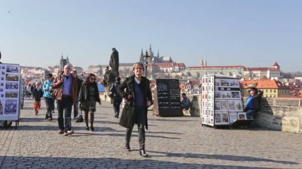 PRAGUE - 13 Maret: Lalu lintas turis di Jembatan Charles di Praha — Stok Video