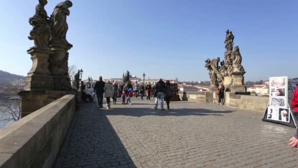 PRAGUE - 13 mars : Trafic touristique sur le pont Charles à Prague — Video