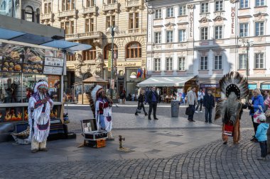 Amerikan yerlilerinin müzik turistler için oynamak..