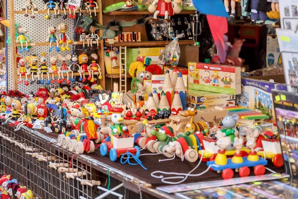 Souvenirwinkel op havels markt — Stockfoto