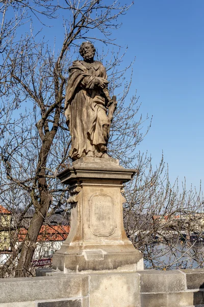Statue on the Charles Bridge in Prague, Czech Republic. — Stock Photo, Image
